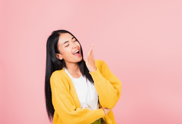 행복 한 아시아 초상화 아름 다운 귀여운 젊은 여자 서 우승 하 고 흥분 비명 손 커버 입, 스튜디오 촬영 고립 된 분홍색 배경, 태국 여성 와우 복사 공간 비명