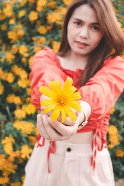 꽃 정원에서 꽃을 들고 행복 한 아시아 여자