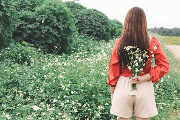 写真 À¹‡フラワーガーデンで花を持っている幸せなアジアの女性