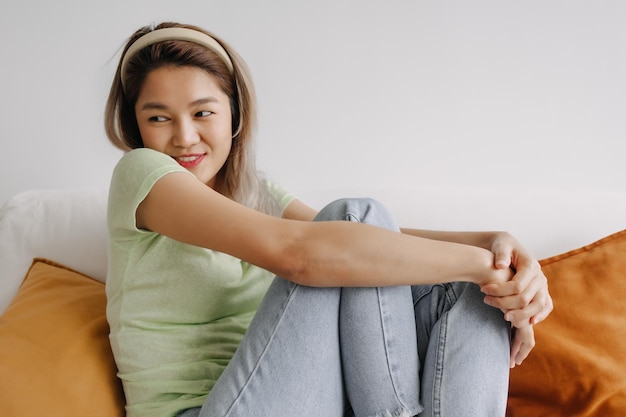 Photo happy asian woman in relaxed weekends day on sofa in the house