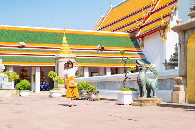 写真 タイの寺院で幸せなアジア女性旅行