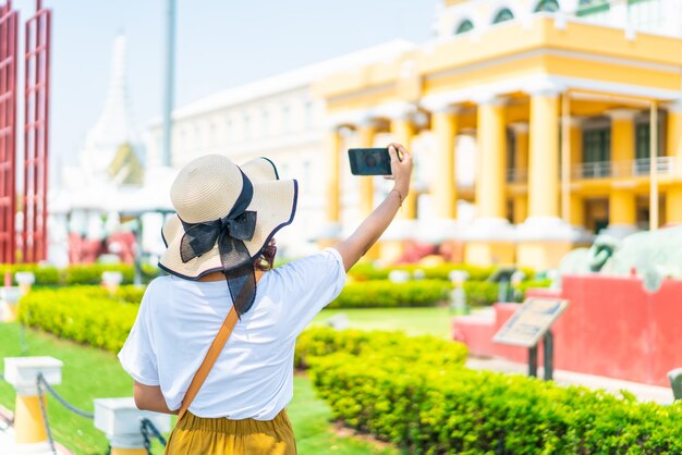 写真 タイの幸せなアジア女性旅行