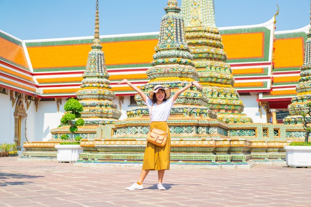 태국 사원에서 행복 한 아시아 여자 여행