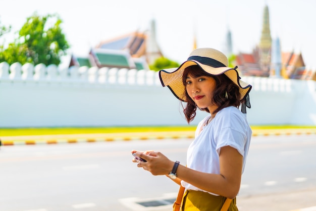 タイの幸せなアジア女性旅行