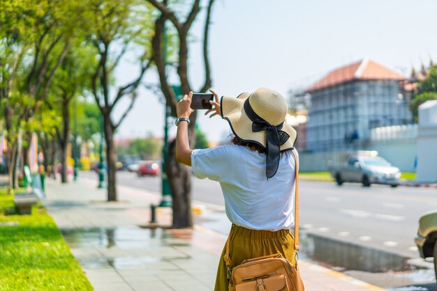 タイの幸せなアジア女性旅行