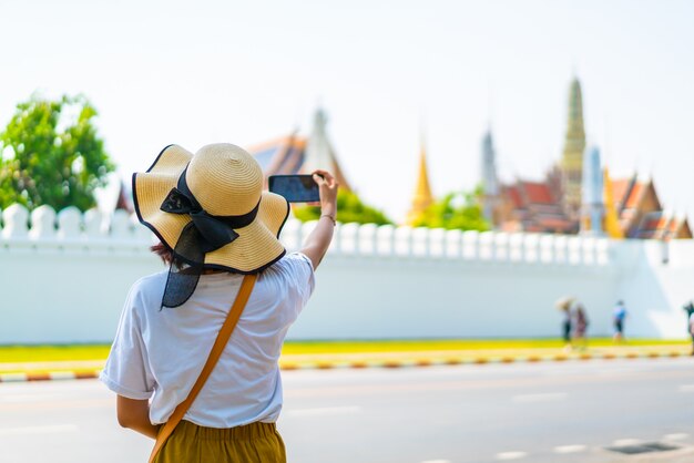 タイの幸せなアジア女性旅行