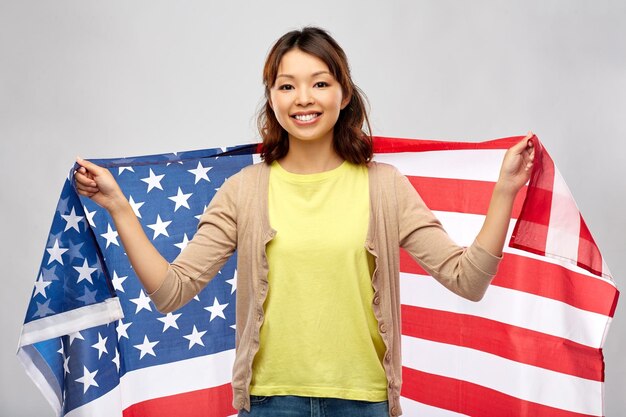 Photo happy asian woman with american flag