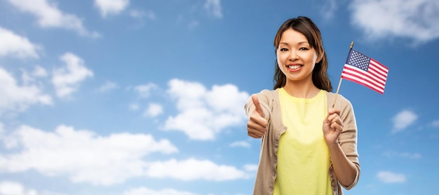 Photo happy asian woman with american flag