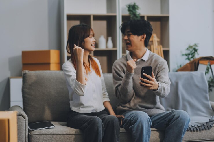 Photo 행복한 아시아 젊은 매력적인 커플 남자와 여자가 소파에 앉아 태블릿을 사용 온라인 쇼핑 가구 새 집에서 거실에서 집을 장식 젊은 결혼 집을 옮기는 온라인 쇼핑 개념