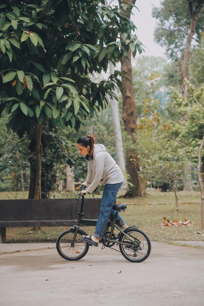 アジアの女性が自転車に乗って歩くと笑顔を浮かべる - ライブドアニュース