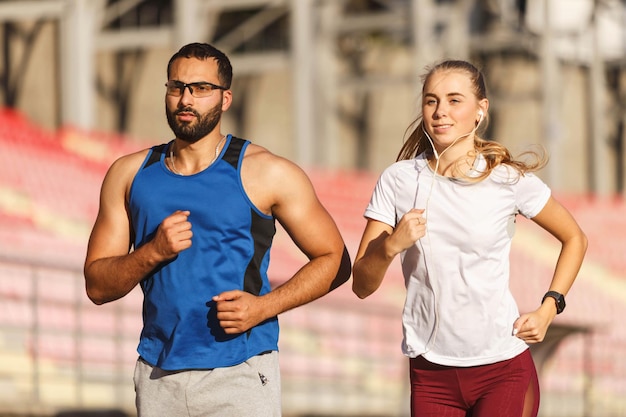 でジョギングしている幸せな運動の人々