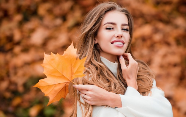 Photo happy autumn woman having fun with leaves outdoor in park