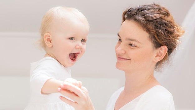 Foto neonata felice che gode del tempo con la madre