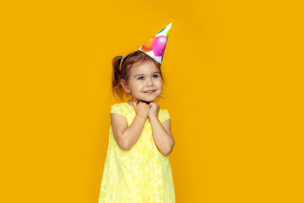 사진 생일 파티에서 공주 모자를 쓴 행복한 아기 소녀