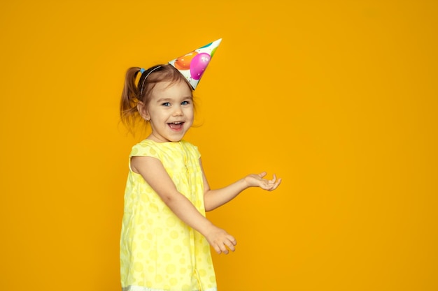 写真 誕生日パーティーでプリンセス帽子の幸せな女の赤ちゃん