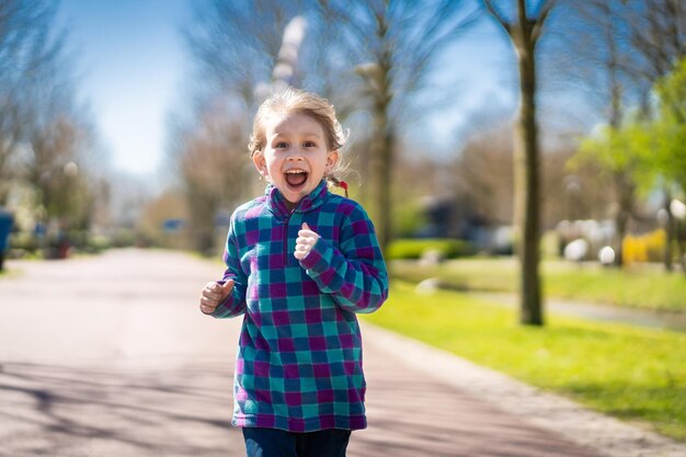 행복한 아기 소녀 해질녘 실행 웃는 어린 소녀 놀이터 정원에서 실행하는 귀여운 아기 소녀 행복한 가족 아기 소녀