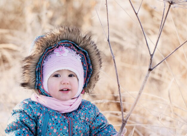 Photo happy baby girl on snow