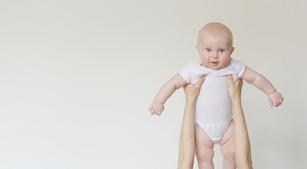 Foto bambino felice tra le braccia della mamma