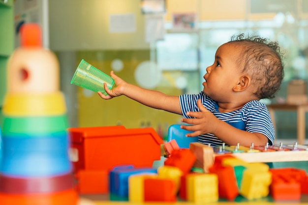 Happy baby wil water in de kleuterschool.