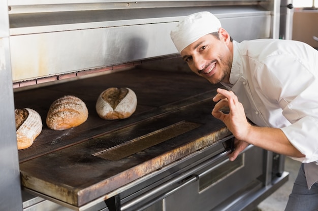 Фото Счастливый пекарь открытой духовкой