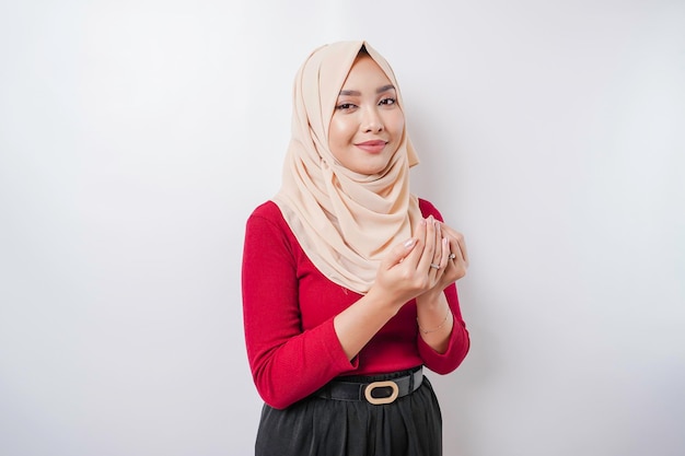 머리 스카프를 두르고 신에게 기도하는 행복한 아름다운 아시아 이슬람 소녀