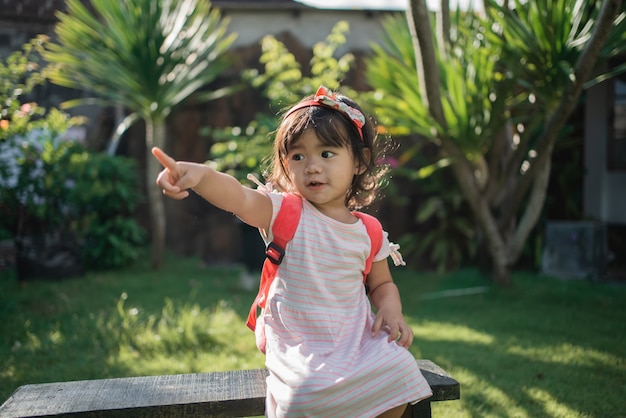 幸せな美しいアジアの未就学児幼児学生ポインティング