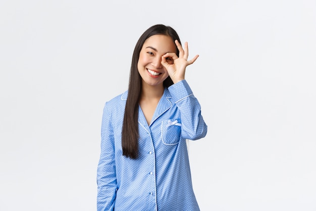 완벽 한 깨끗한 피부와 푸른 잠옷에 행복 한 아름 다운 아시아 여자