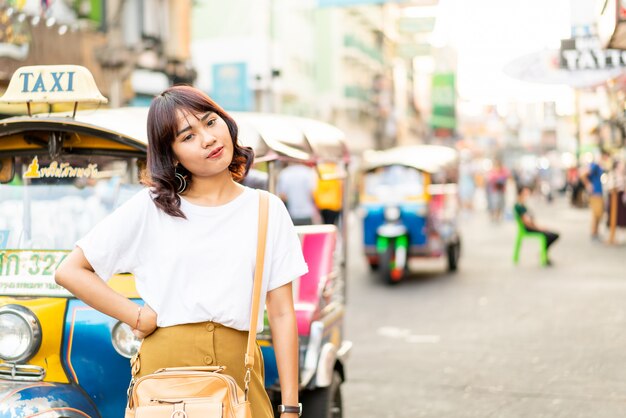 Foto donna asiatica felice e bella che viaggia a khao sarn road, tailandia