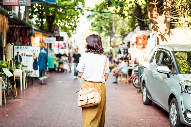 Счастливая и красивая азиатская женщина путешествуя на Khao Sarn Road, Таиланде