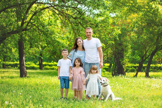 写真 晴れた夏の日に歩く母父子と犬と一緒に幸せな美しい大家族