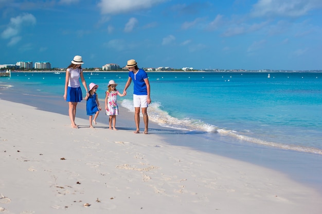 Bella famiglia felice in vacanza ai caraibi