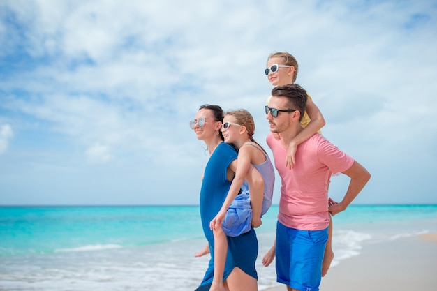 Счастливая красивая семья на белом пляже