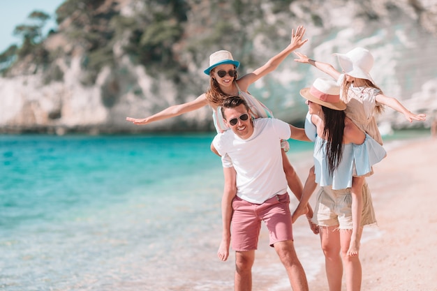 Photo happy beautiful family with kids on the beach