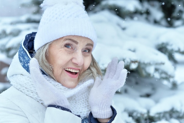 暖かい帽子で幸せな美しい年配の女性