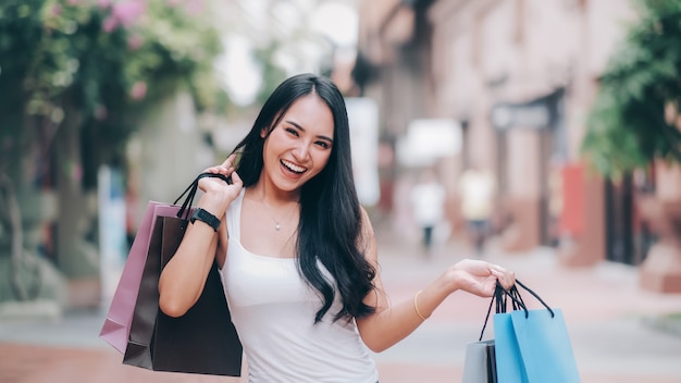 Photo happy beautiful  woman enjoying in shopping.