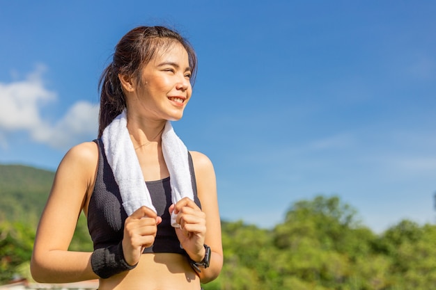 사진 그녀의 아침 운동 실행 후 그녀의 얼굴에 땀으로 웃고 행복 한 아름 다운 젊은 아시아 여자