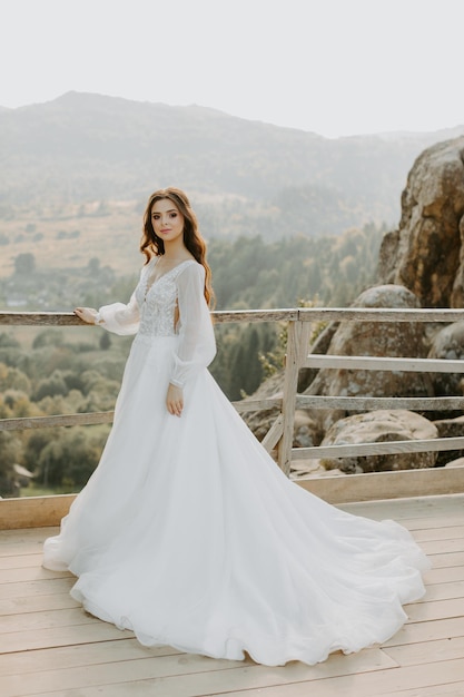 Photo happy beautiful young bride outside on a summer meadow at the sunset