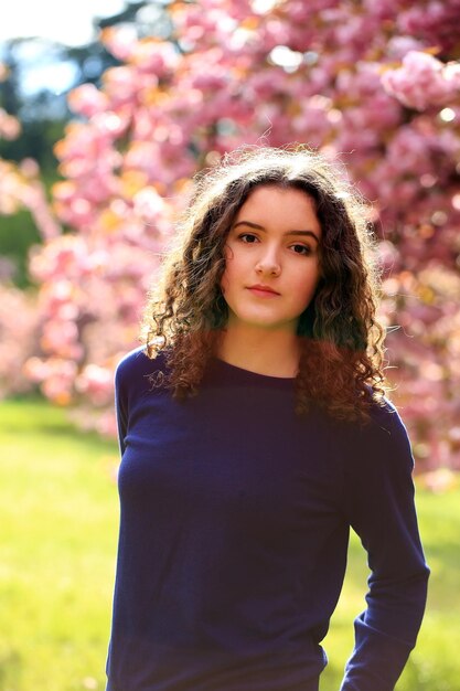 写真 花の公園で幸せな美しい若い10代の少女