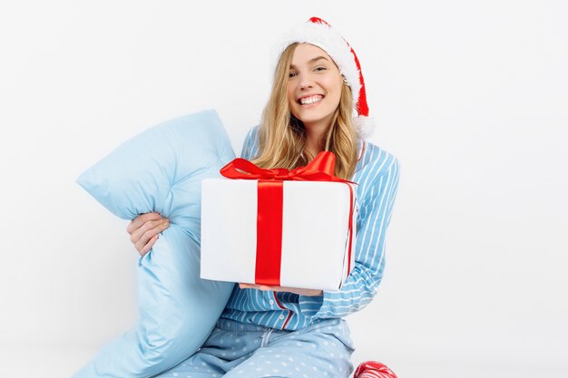 Foto bella giovane donna felice in pigiama di natale