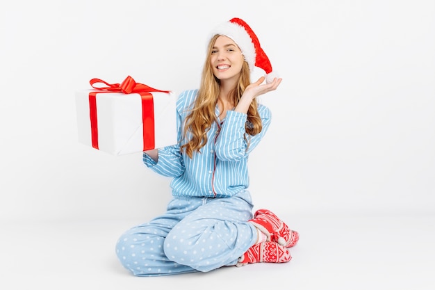 Photo happy beautiful young woman in christmas pajamas