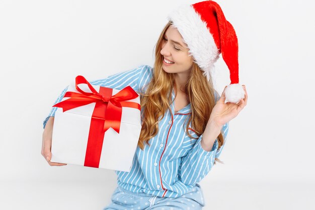 Foto bella giovane donna felice in pigiama di natale