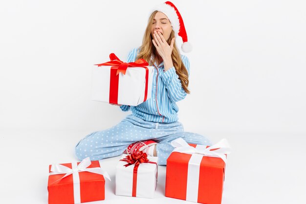 Foto bella giovane donna felice in pigiama di natale