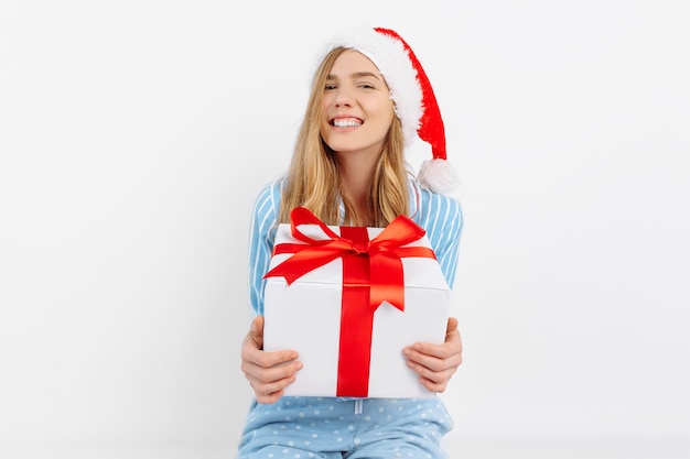 Foto bella giovane donna felice in pigiama di natale