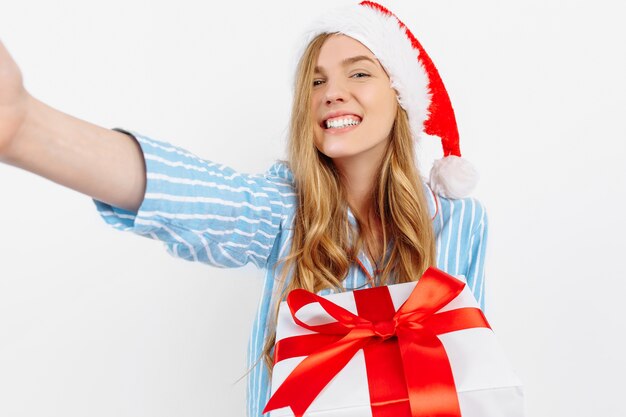 Foto bella giovane donna felice in pigiama di natale