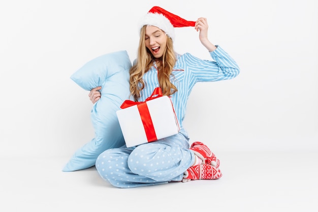 写真 クリスマスのパジャマで幸せな美しい若い女性