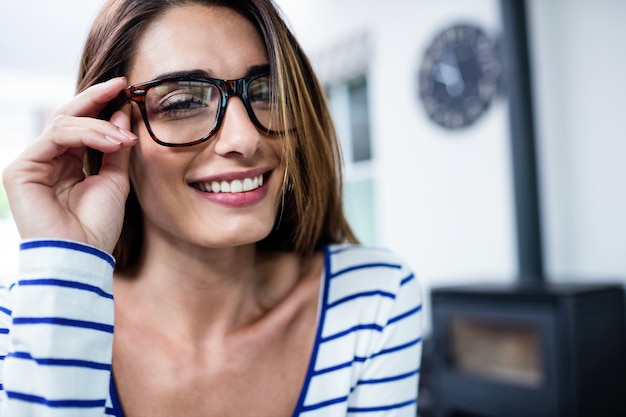 Eyeglasses счастливой красивой молодой женщины нося