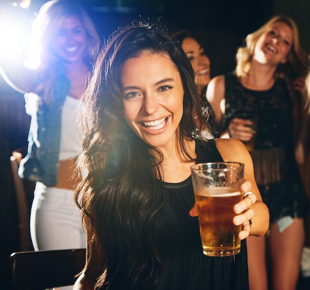 Счастливое пиво и женский портрет в ночном клубе на новый год, мероприятие "счастливый час" Счастье, алкогольный напиток и музыка человека, готового к танцевальному празднику и диджейскому концерту с улыбкой