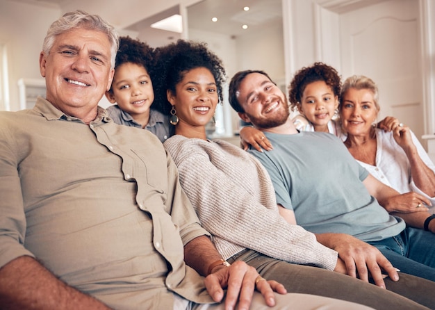 Фото Счастливый большой семейный портрет и диван для праздничных выходных или отдыха вместе дома родители, бабушка и дедушка и дети улыбаются от счастья, проводя время на диване в гостиной