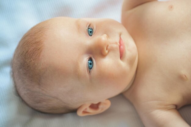 幸せな出産の日生まれたばかりの女の子または男の子毎日の赤ちゃんの世話健康な出生率祝福されたイベントあなたの人生の幸せなイベント