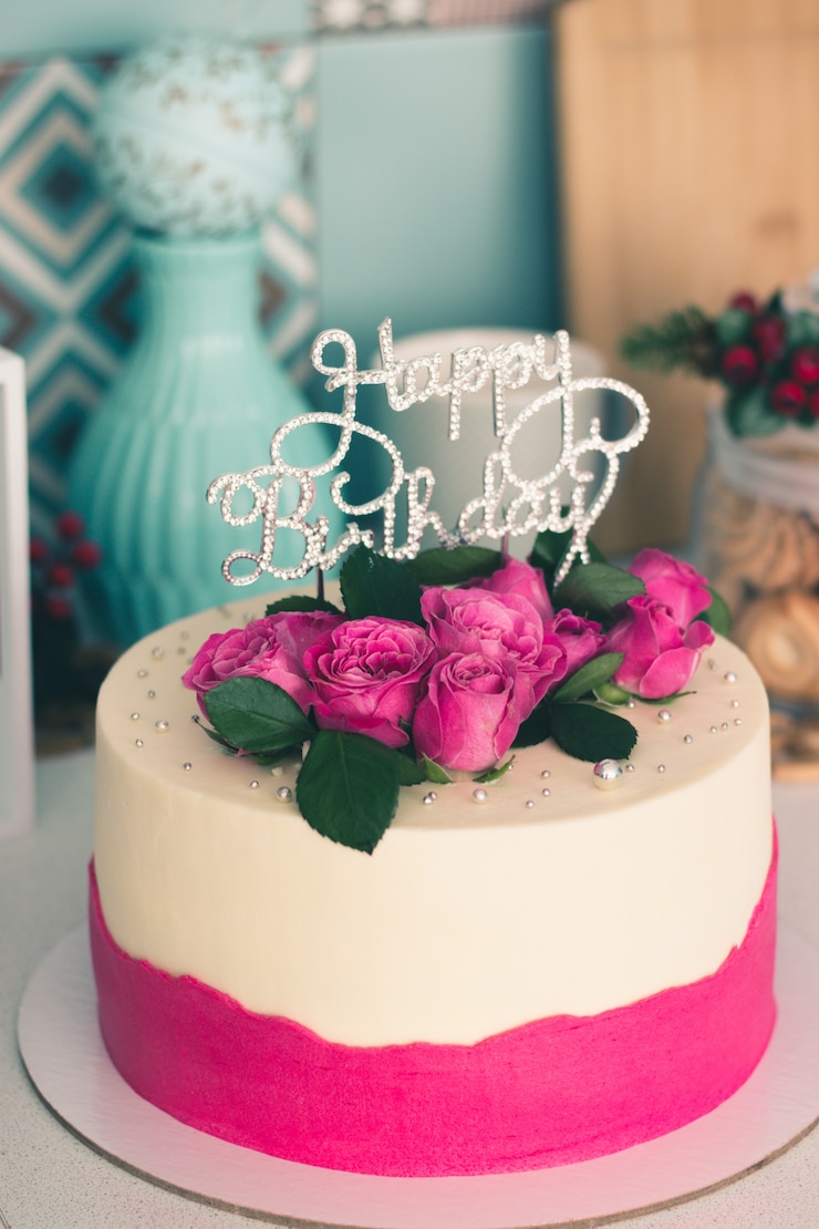 Photo happy birthday cake decorated with pink roses